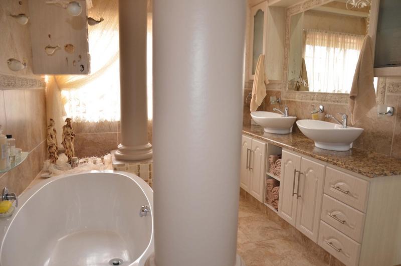 4 Bedroom Property for Sale in Hartenbos Heuwels Western Cape